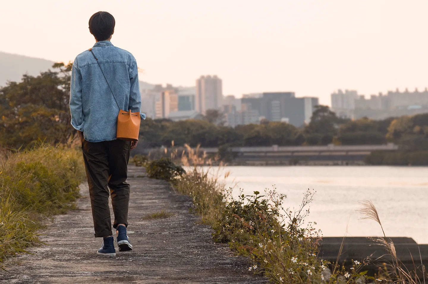 【 5 折 展示品 】真皮水桶包-淺棕色